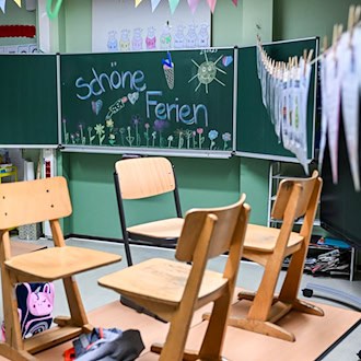 Am ersten Juli-Wochenende hält die AfD ihren Bundesparteitag in Erfurt ab. Für die Thüringer Landeshauptstadt bedeutet das einen Ausnahmezustand - mit Auswirkungen auf die Zeugnisausgabe am letzten Schultag. (Symbolbild) / Foto: Jens Kalaene/dpa