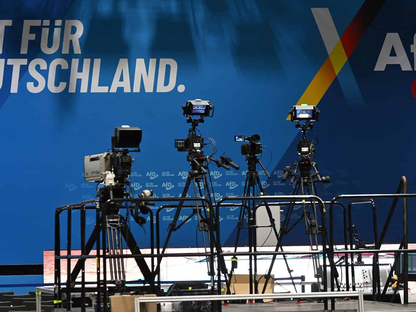 In der Messe Erfurt wollen rund 600 AfD-Delegierte eine neue Parteispitze wählen. / Foto: Martin Schutt/dpa