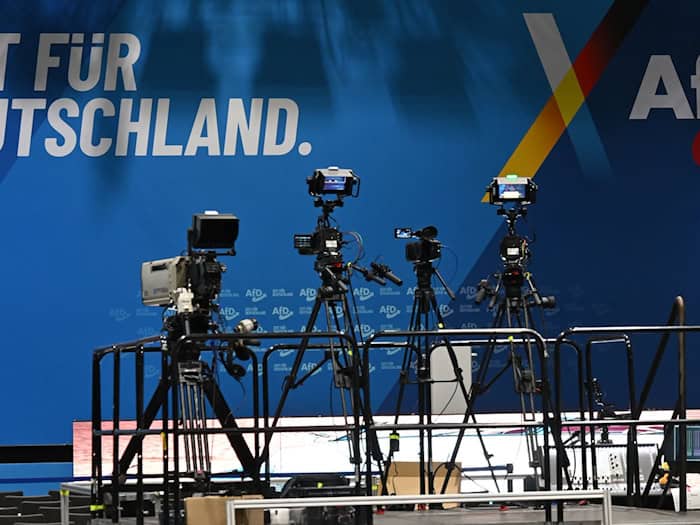 In der Messe Erfurt wollen rund 600 AfD-Delegierte eine neue Parteispitze wählen. / Foto: Martin Schutt/dpa