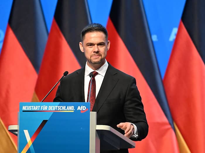Die Delegierten bestimmten Hannes Gnauck zum neuen Bundesschatzmeister. / Foto: Katharina Kausche/dpa