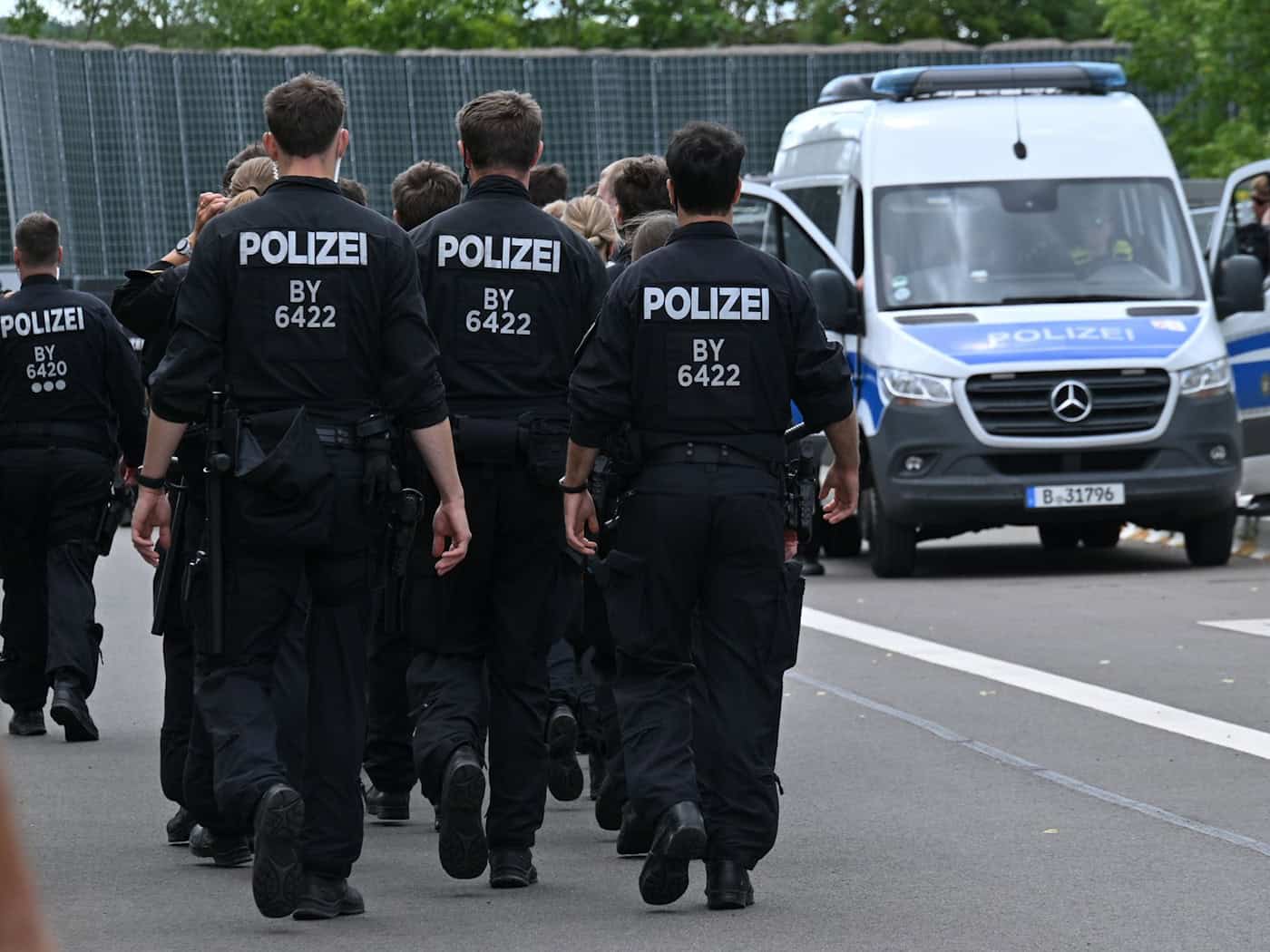 Die Polizei ist mit einem Großaufgebot bereits vor dem AfD-Parteitag im Einsatz. / Foto: Martin Schutt/dpa