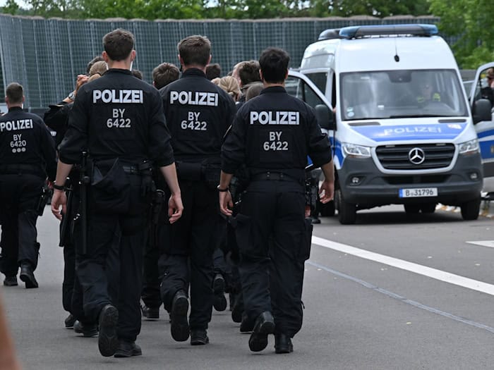 Die Polizei ist mit einem Großaufgebot bereits vor dem AfD-Parteitag im Einsatz. / Foto: Martin Schutt/dpa