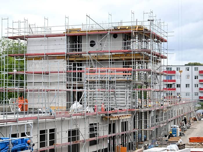 Die Preise für den Neubau von Wohngebäuden in Thüringen haben sich innerhalb eines Jahres um 5,5 Prozent erhöht. (Symbolbild) / Foto: Soeren Stache/dpa