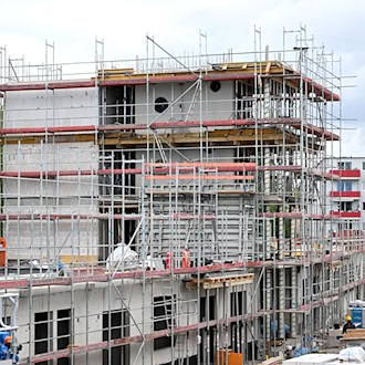 Die Preise für den Neubau von Wohngebäuden in Thüringen haben sich innerhalb eines Jahres um 5,5 Prozent erhöht. (Symbolbild) / Foto: Soeren Stache/dpa