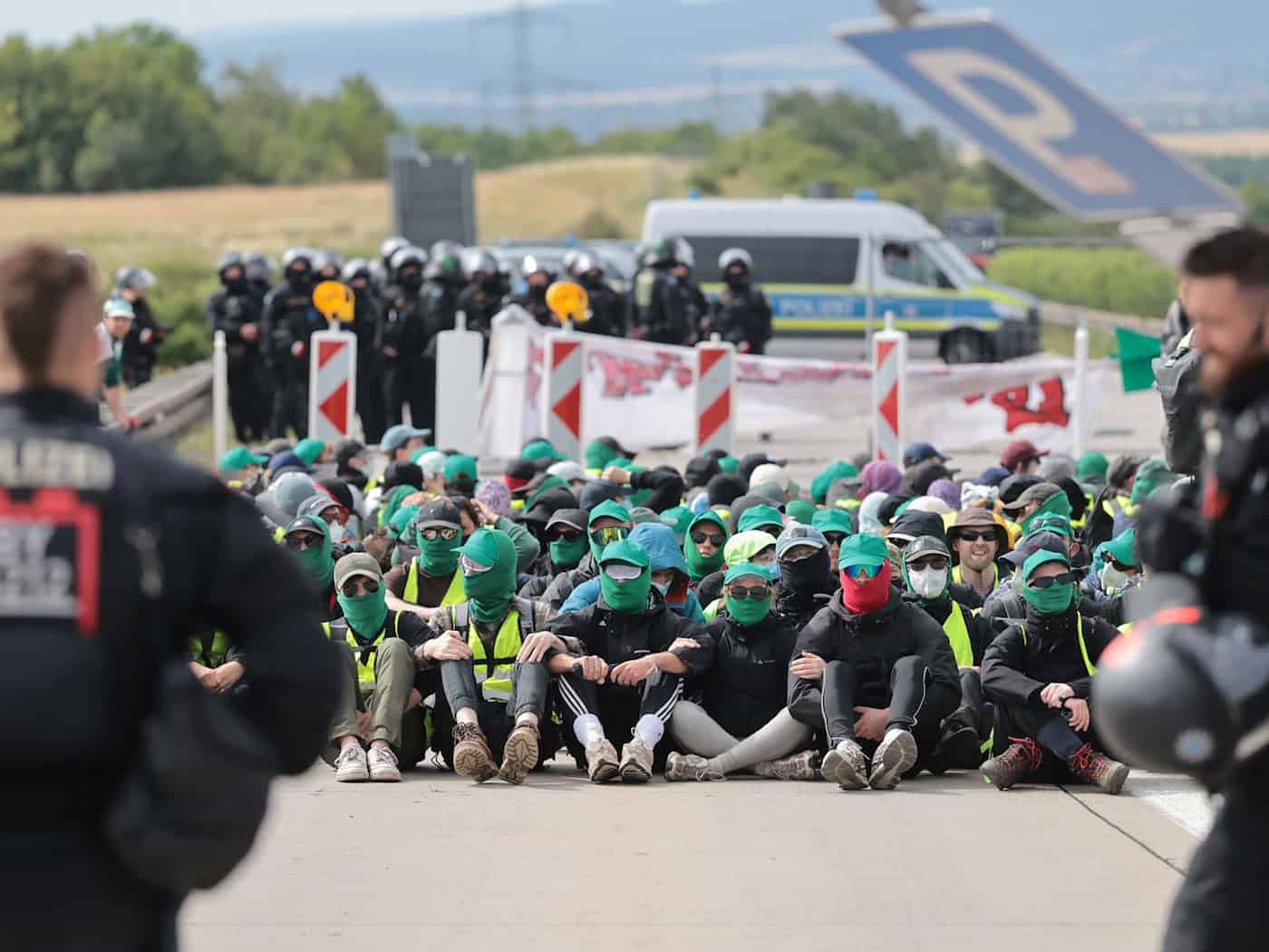 Die Blockade auf der Autobahn 71 hat sich aufgelöst. / Foto: Michael Reichel/dpa