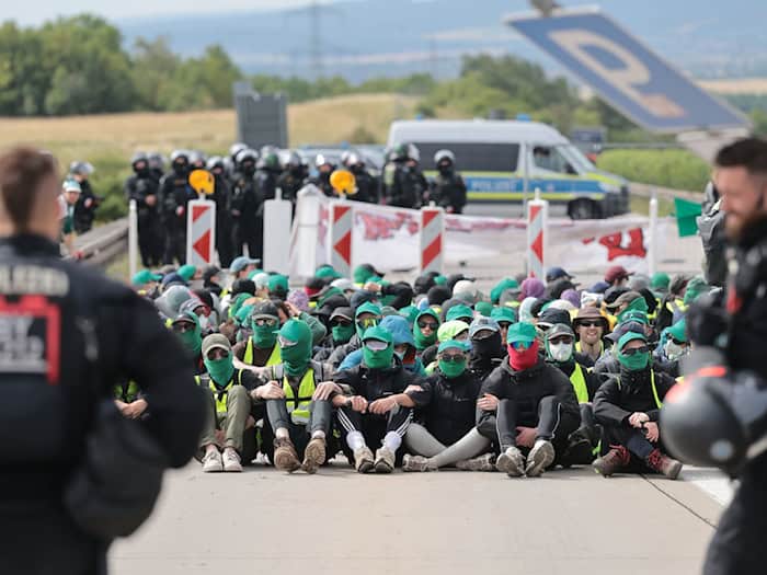 Die Blockade auf der Autobahn 71 hat sich aufgelöst. / Foto: Michael Reichel/dpa