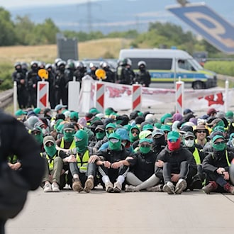 Die Blockade auf der Autobahn 71 hat sich aufgelöst. / Foto: Michael Reichel/dpa