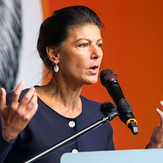 BSW-Gründerin Wagenknecht sieht in Äußerungen des Bündnisses "widersetzen" einen möglichen Aufruf zur Gewalt. (Archivbild) / Foto: Peter Gercke/dpa
