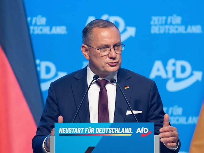 Er trete gerne im Westen Deutschlands auf, betont Tino Chrupalla, alter und neuer Co-Vorsitzender der AfD, beim Parteitag in Erfurt. / Foto: Sebastian Kahnert/dpa