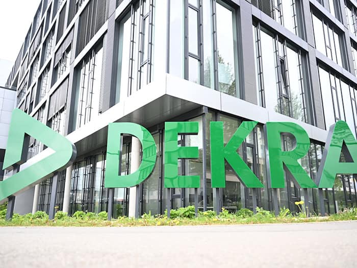 Dekra mahnt zu mehr Rücksicht im Straßenverkehr. (Symbolbild) / Foto: Bernd Weißbrod/dpa