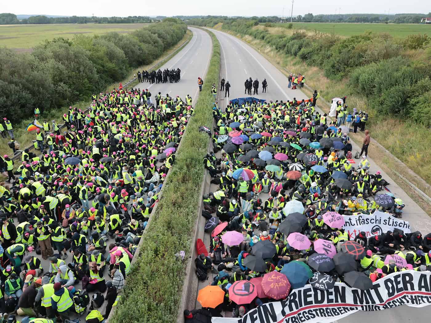 Demonstranten blockieren einen Abschnitt der Autobahn A71 bei Erfurt.   / Foto: Michael Reichel/dpa