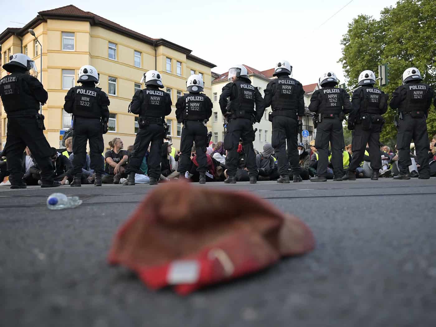 Protest gegen den AfD-Bundesparteitag in Erfurt. / Foto: Jacob Schröter/dpa