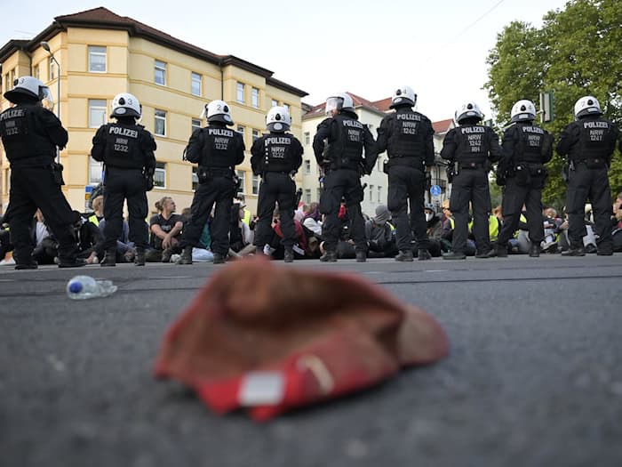 Protest gegen den AfD-Bundesparteitag in Erfurt. / Foto: Jacob Schröter/dpa