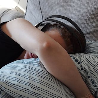 Extreme Erschöpfung, Muskelschmerzen, Herzrasen, Licht- und Geräuschempfindlichkeit: Die schwere Krankheit Myalgische Enzephalomyelitis/Chronisches Fatigue Syndrom (ME/CFS) wurde in der Corona-Pandemie ebenso wie Long- und Post Covid zum Thema. (Symbolbild) / Foto: dpa