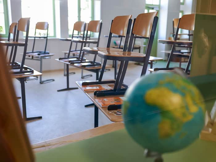 Stühle auf den Tisch: An diesem Bild dürfte sich in den nächsten Wochen wenig in den Klassenzimmern ändern. (Symbolbild) / Foto: Jan Woitas/dpa