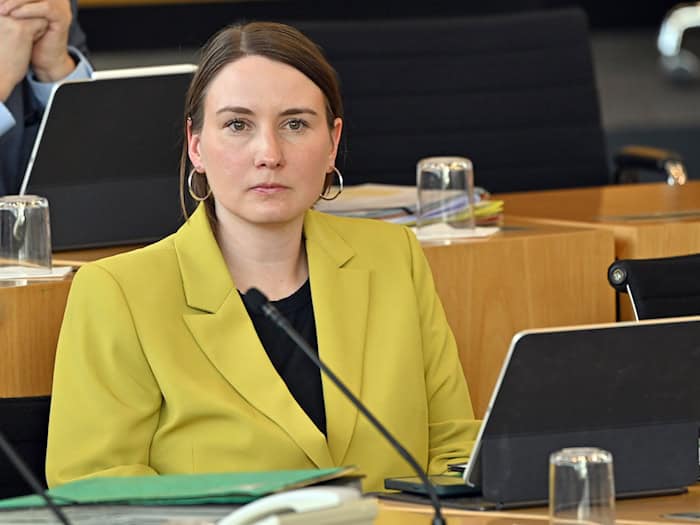 Nach Auffassung von Thüringens Sozialministerin Katharina Schenk (SPD) stärken die Renten-Reformpläne die ostdeutschen Beschäftigten. (Archivbild)  / Foto: Martin Schutt/dpa