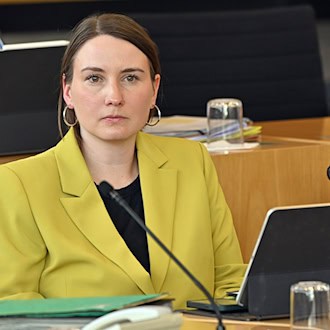 Nach Auffassung von Thüringens Sozialministerin Katharina Schenk (SPD) stärken die Renten-Reformpläne die ostdeutschen Beschäftigten. (Archivbild)  / Foto: Martin Schutt/dpa