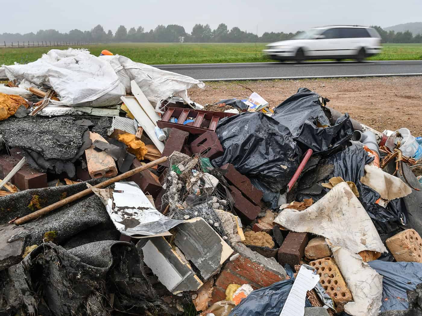 Illegale Müllberge wachsen entlang Landesstraßen
