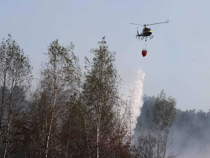 Einsatz eines Löschhubschraubers bei einem unterirdischen Schwelbrand bei Meuselwitz.,  / Foto: Bodo Schackow/dpa