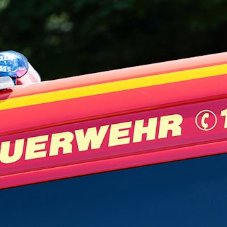 Mähdrescher und Feld in Flammen - Hoher Schaden