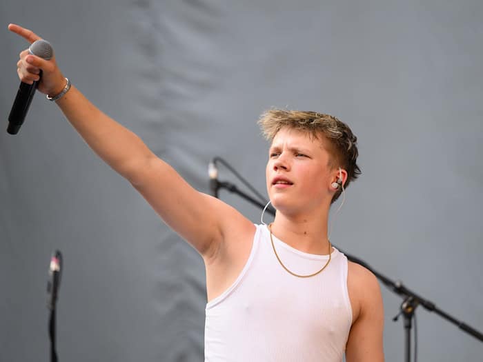 Im Dresdner Rudolf-Harbig-Stadion hat der erst 17-jährige Leipziger Rapper Yung Pepp im Vorprogramm von «Kraftklub» vor über 30.000 Fans eröffnet.  / Foto: Robert Michael/dpa