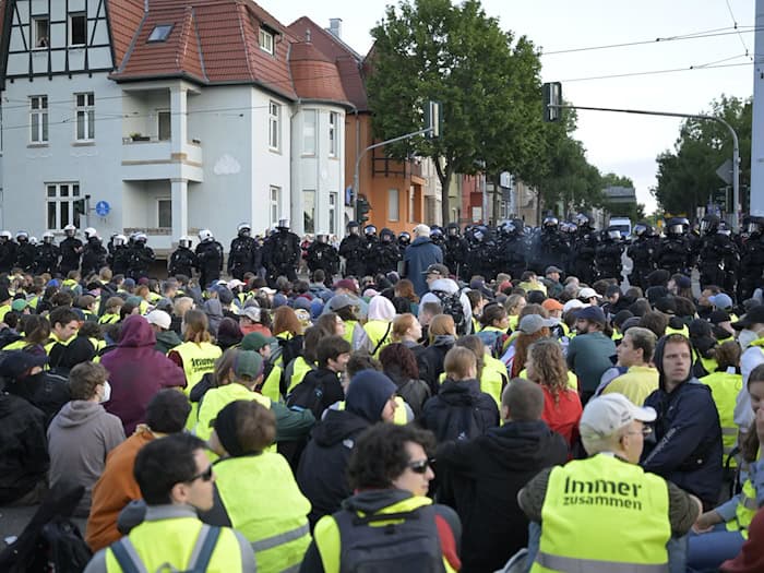 Protest gegen den AfD-Bundesparteitag in Erfurt. / Foto: Jacob Schröter/dpa