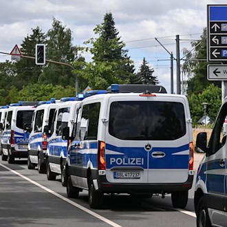 Einen Tag vor dem Bundesparteitag der AfD in Erfurt ist die Polizei schon mit unzähligen Einsatzkräften vor Ort. / Foto: Martin Schutt/dpa