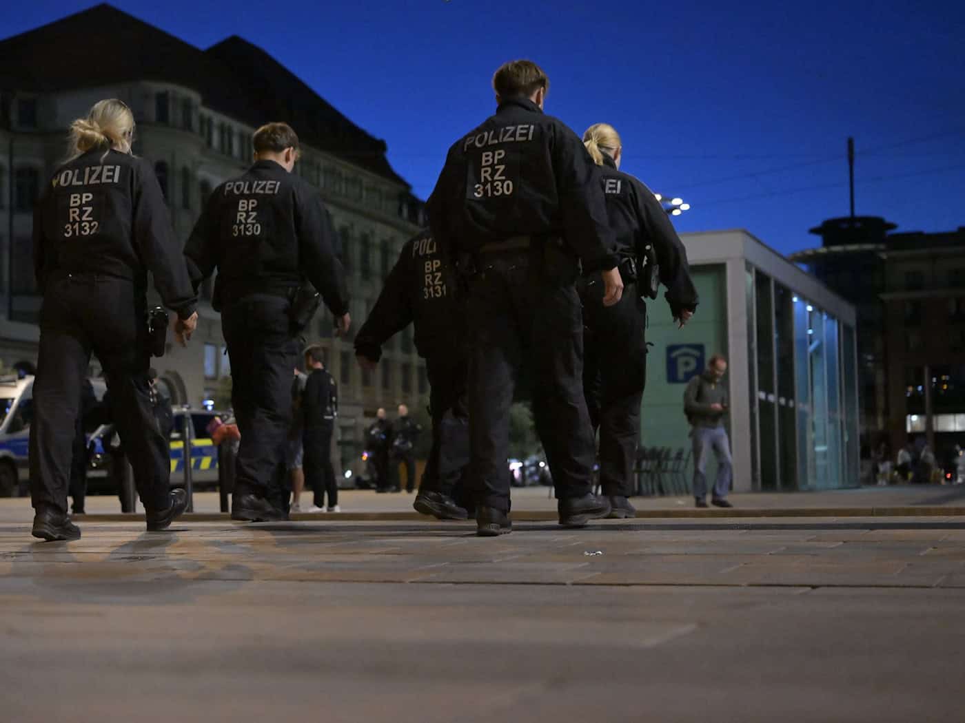 Auch auf dem Willy-Brandt-Platz vor dem Erfurter Hauptbahnhof waren Polizisten im Einsatz. / Foto: Jacob Schröter/dpa
