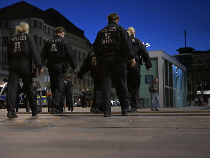 Auch auf dem Willy-Brandt-Platz vor dem Erfurter Hauptbahnhof waren Polizisten im Einsatz. / Foto: Jacob Schröter/dpa