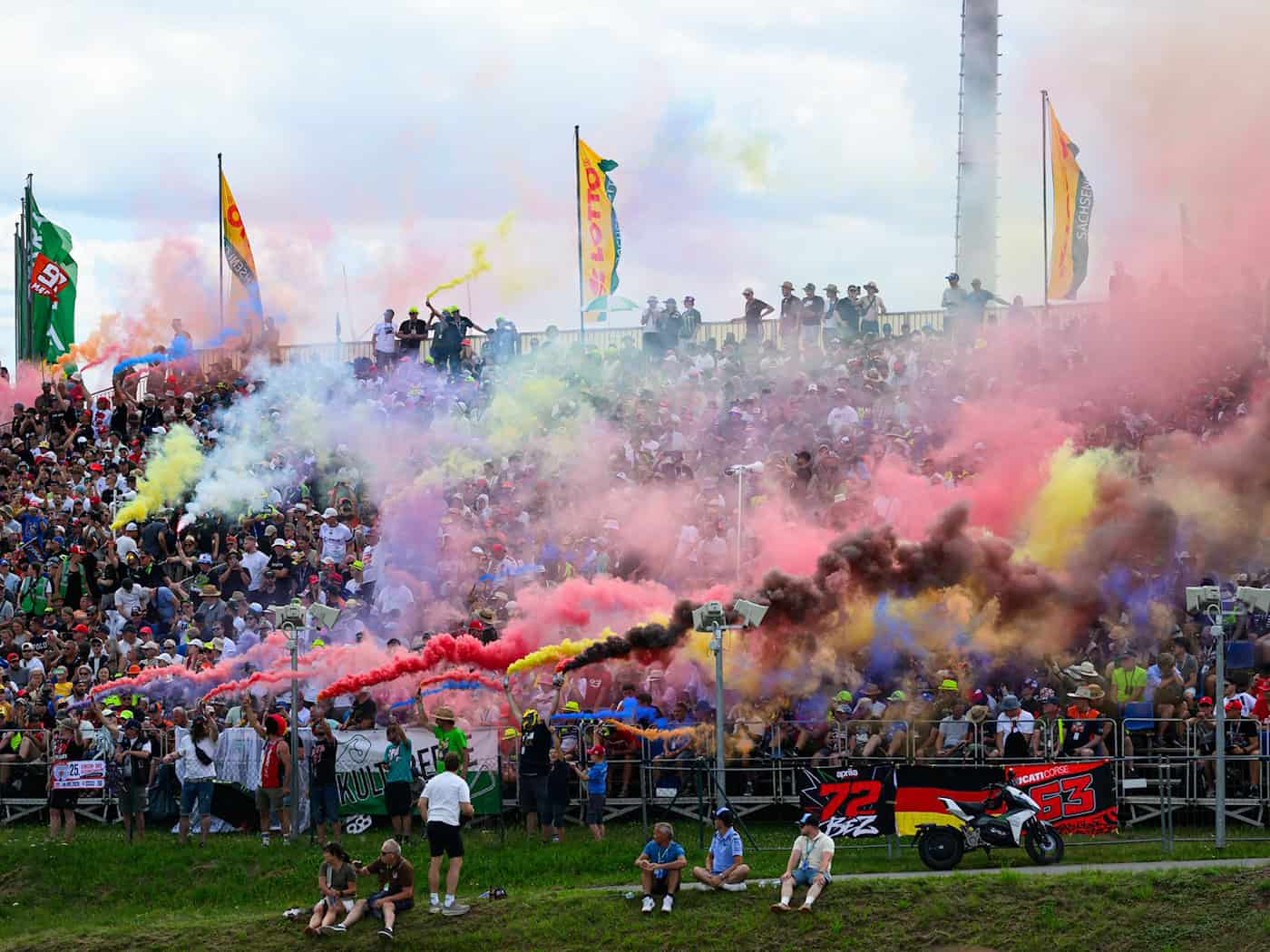 Großes Spektaktel: Mehr als 260.000 Besucher waren beim Deutschland-Grand-Prix dabei. / Foto: Robert Michael/dpa