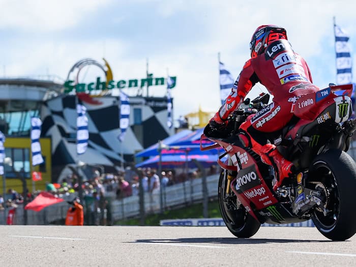 Marc Márquez gewinnt Sprint am Sachsenring und verkürzt Rückstand auf Martín auf 32 Punkte