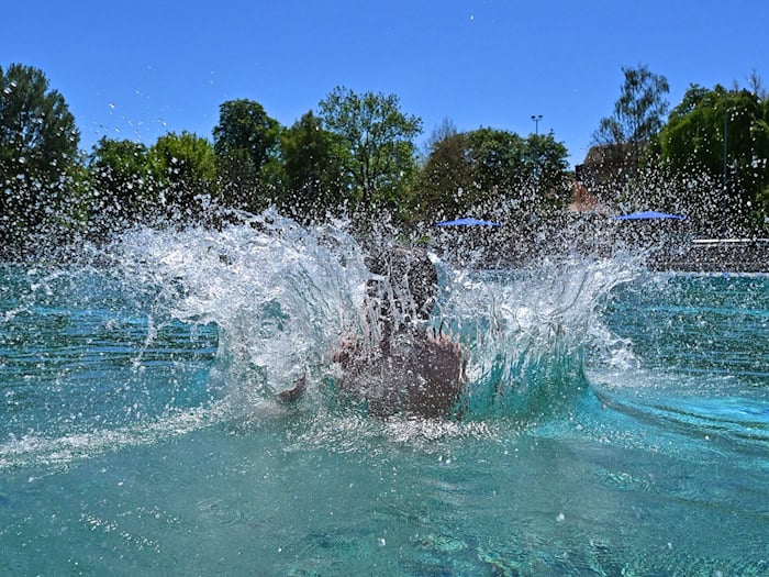 Der Schwimmbadbesuch ist im Juni teurer geworden als noch vor einem Jahr. (Symbolbild) / Foto: Martin Schutt/dpa
