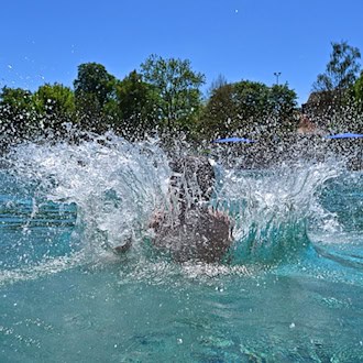 Der Schwimmbadbesuch ist im Juni teurer geworden als noch vor einem Jahr. (Symbolbild) / Foto: Martin Schutt/dpa