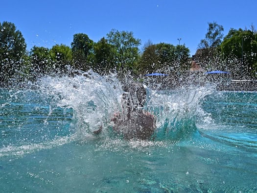 Thüringen: Freibad-Eintritt im Juni 6,6 Prozent teurer, Kino 4,3 Prozent