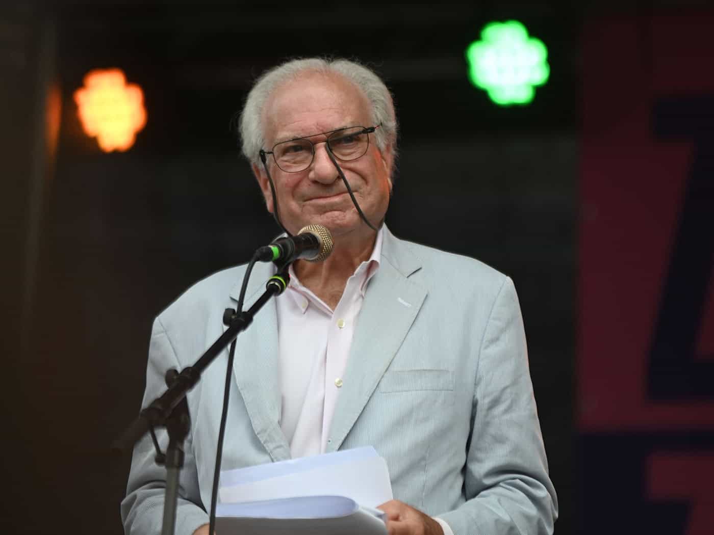 «Haltet den Namen Simson aus der Politik heraus», forderte Dennis Baum auf dem Messegelände.  / Foto: Simon Kremer/dpa