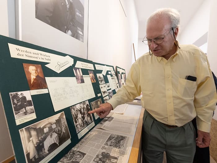 Der 82-Jährige besuchte in Suhl unter anderem das Stadtarchiv. / Foto: Michael Reichel/dpa