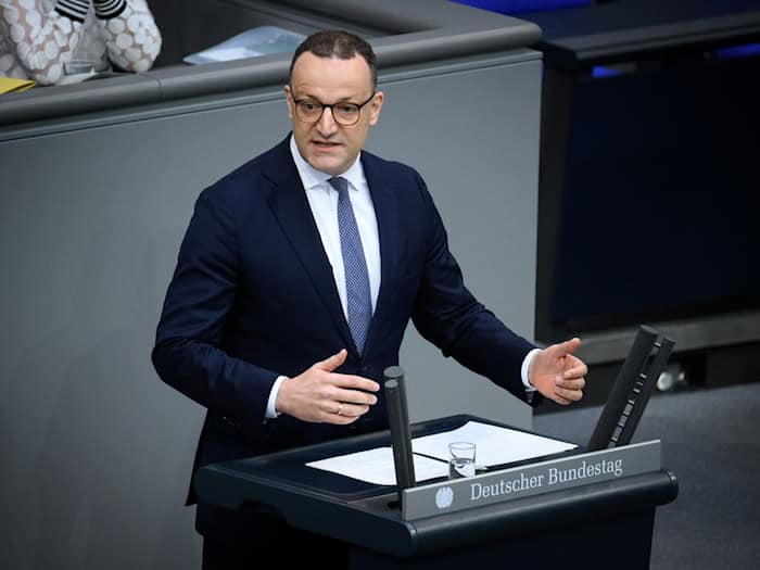 Unionsfraktionschef Jens Spahn (CDU) kann sich ein Verfahren zum Entzug des passiven Wahlrechts von Björn Höcke (AfD) vorstellen. (Archivbild) / Foto: Bernd von Jutrczenka/dpa