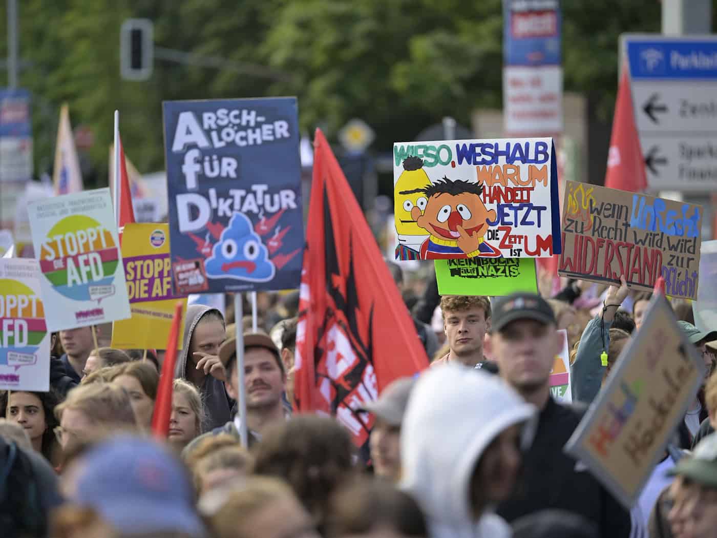 Zehntausende Menschen demonstrieren gegen den AfD-Bundesparteitag in Erfurt. / Foto: Jacob Schröter/dpa