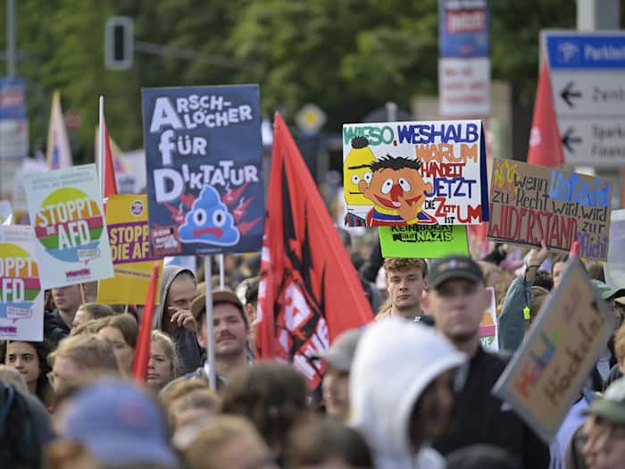 Zehntausende Menschen demonstrieren gegen den AfD-Bundesparteitag in Erfurt. / Foto: Jacob Schröter/dpa