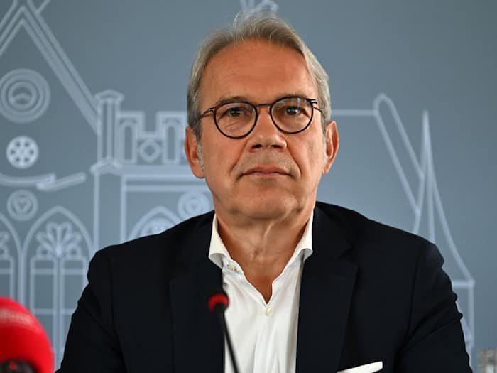 Thüringens Innenminister Georg Maier (SPD) appellierte an die Demonstranten, den geplanten AfD-Parteitag nicht verhindern zu wollen. (Archivbild) / Foto: Martin Schutt/dpa