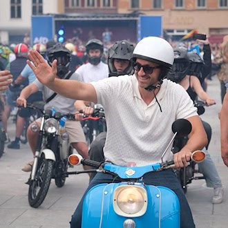 Siegmund fährt mit Simson-Moped in Weißenfels – Simson-Nachfahren kritisieren Vereinnahmung