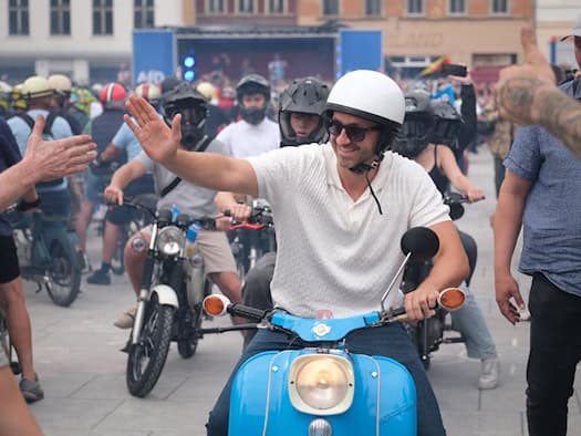 Siegmund fährt mit Simson-Moped in Weißenfels – Simson-Nachfahren kritisieren Vereinnahmung