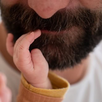 Wer Vater wird, kann unter bestimmten Voraussetzungen Elterngeld bekommen. (Symbolbild) / Foto: Sebastian Gollnow/dpa