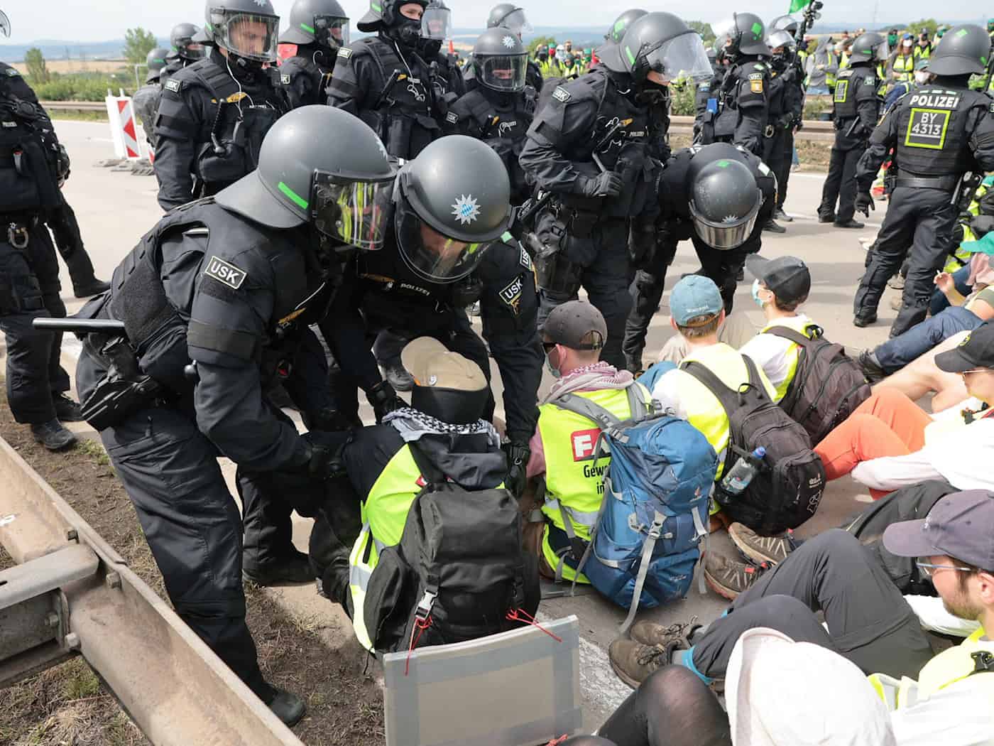Polizei musste bei Protesten gegen AfD-Parteitag vereinzelt auch Gewalt einsetzen (Illustration)  / Foto: Michael Reichel/dpa