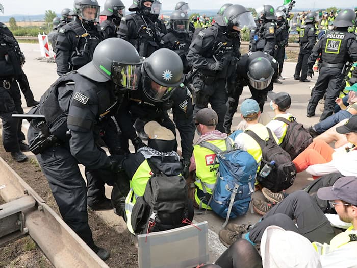 Polizei musste bei Protesten gegen AfD-Parteitag vereinzelt auch Gewalt einsetzen (Illustration)  / Foto: Michael Reichel/dpa