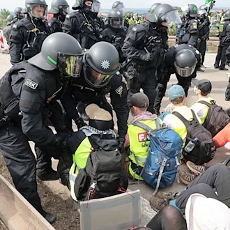 Polizei musste bei Protesten gegen AfD-Parteitag vereinzelt auch Gewalt einsetzen (Illustration)  / Foto: Michael Reichel/dpa