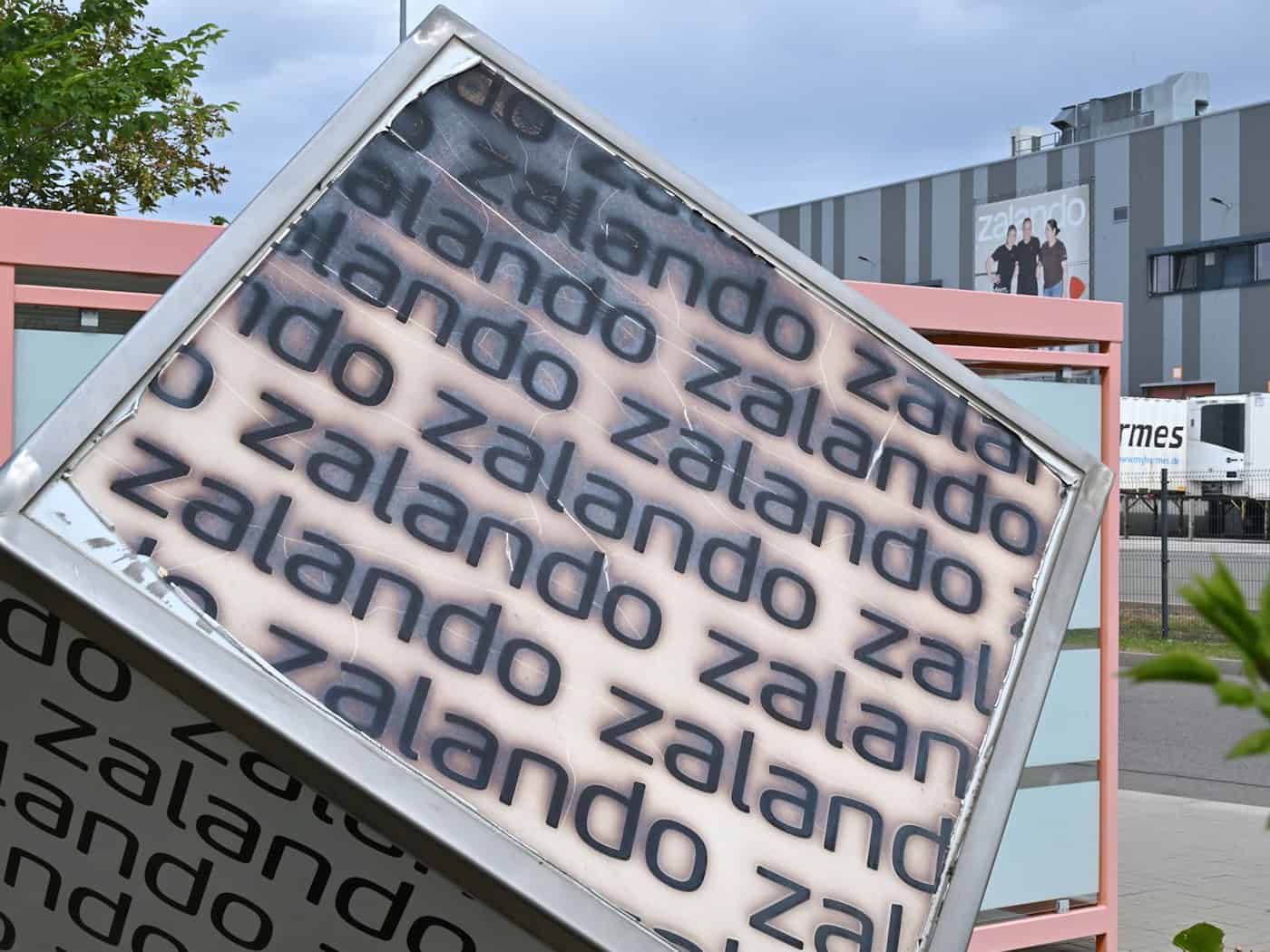 Die regionale Arbeitsagentur sieht bei der Vermittlung der Beschäftigten des schließenden Zalando-Logistikzentrums in Erfurt eine große Herausforderung. (Symbolbild) / Foto: Martin Schutt/dpa