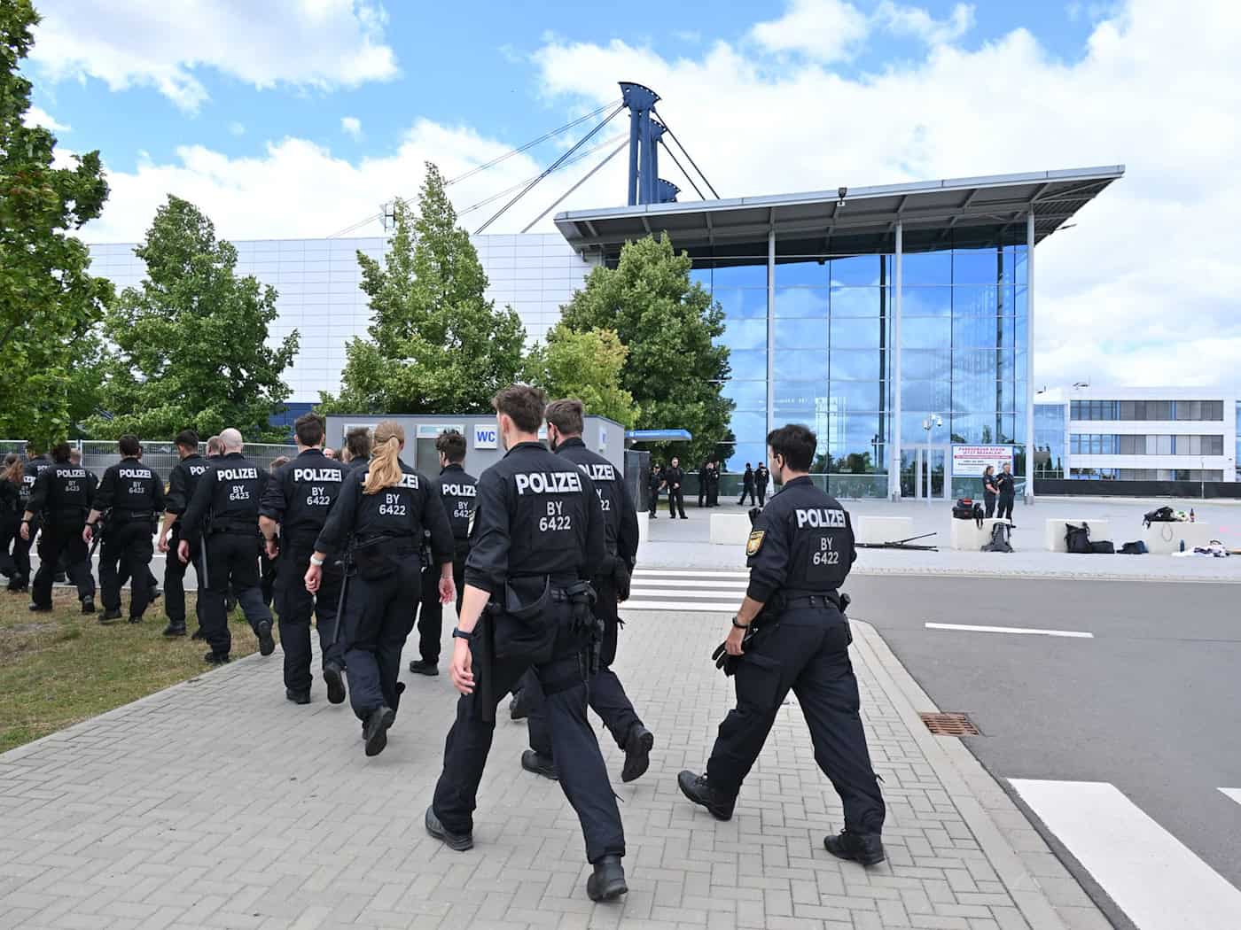 Viel Polizei am Tagungsort der AfD