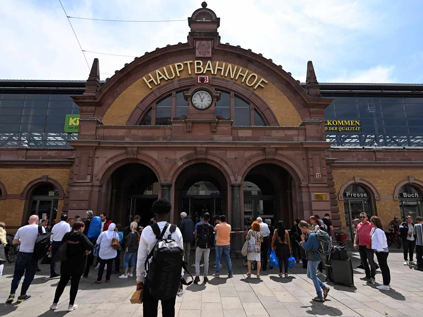 Die Bundespolizei rechnet mit einem hohen Aufkommen bei Bahnreisenden am kommenden Wochenende am Erfurter Bahnhof. (Archivbild) / Foto: Martin Schutt/dpa