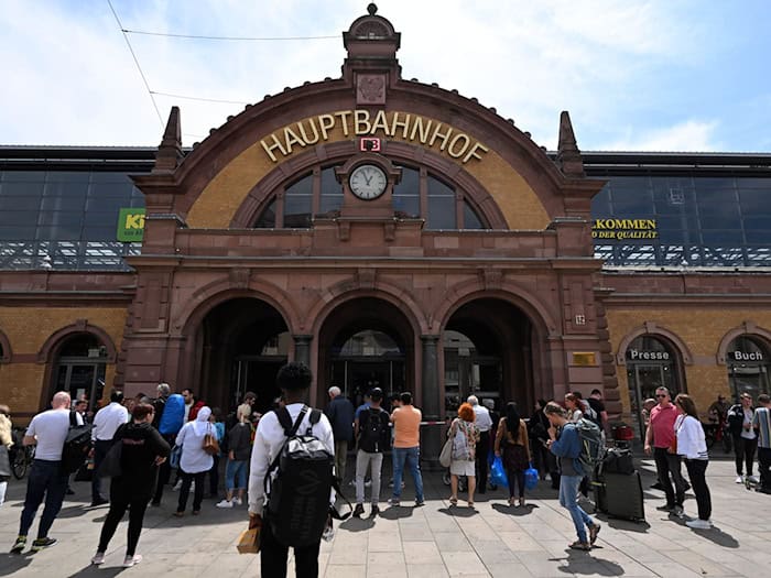 Die Bundespolizei rechnet mit einem hohen Aufkommen bei Bahnreisenden am kommenden Wochenende am Erfurter Bahnhof. (Archivbild) / Foto: Martin Schutt/dpa